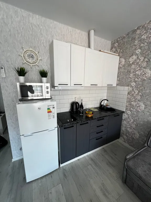 Студия с балконом, видом на море и на бассейн