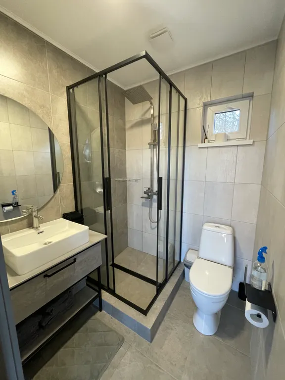 Уютный дом у горной реки