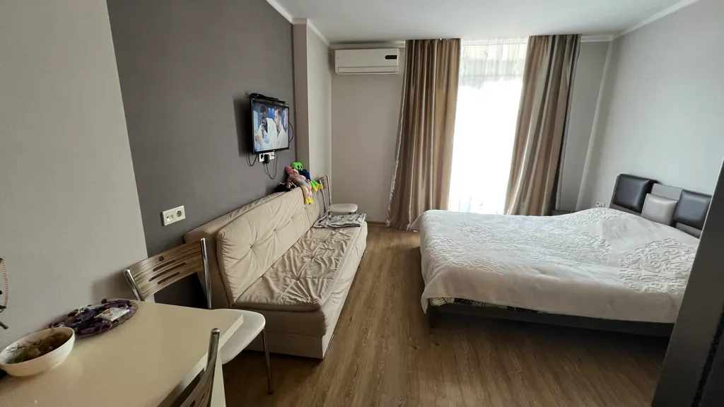 Номер с видом на море, Волна, Orby residents