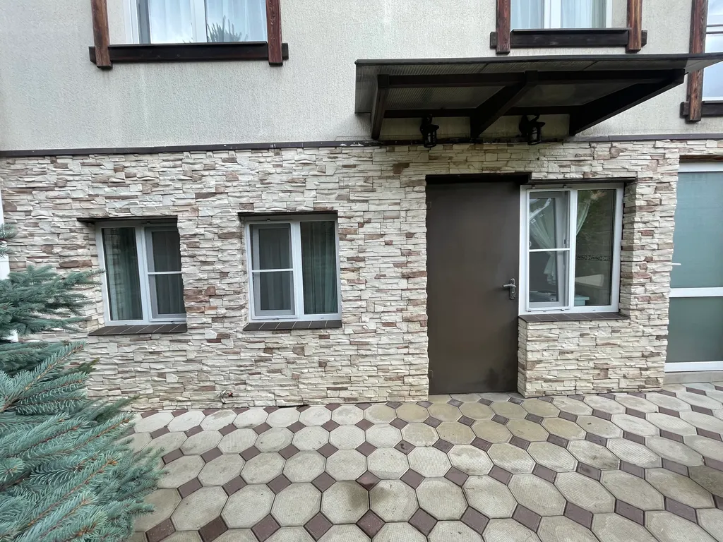 Коттедж Уютная студия с отдельным входом и кухней в центре Адлера — Сочи