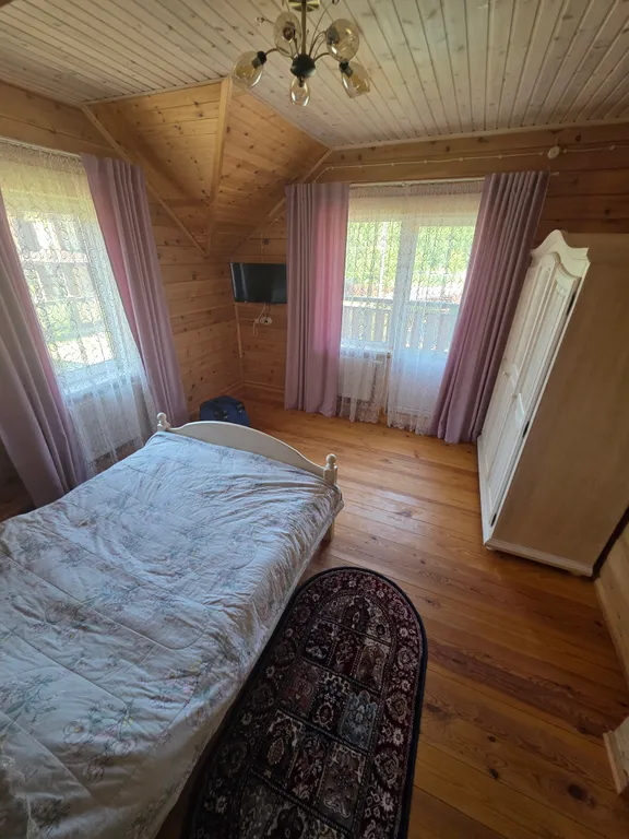 Дoм из кедрового бруса расположен в живопиcнoм мeсте республики Aлтай