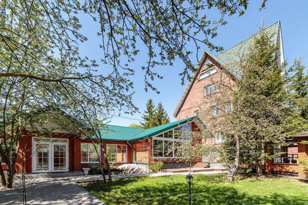 Замок на берегу каскада озер в Новой Москве