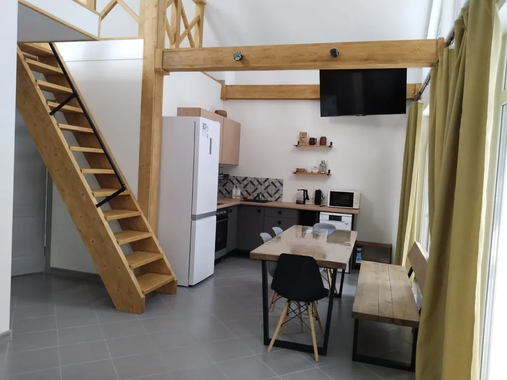 Уютный дом с панорамными окнами в пол