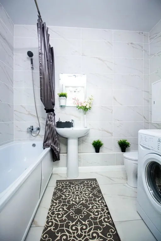 Шикарная дизайнерская квартира с кованой кроватью и камином