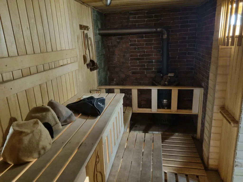 Уютный дом на берегу реки