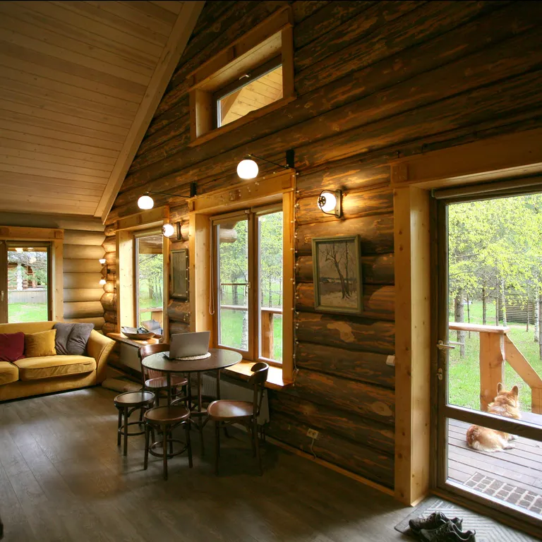 Комфортный дом на лесном участке у озера, рядом с городом