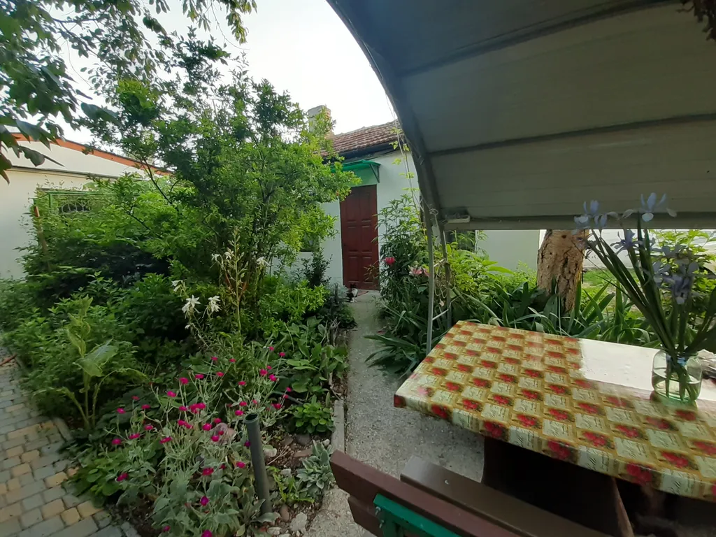 Уютный двухместный домик с тенистым двором