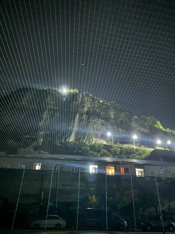 Уютный домик аквамарин у водопада и леса