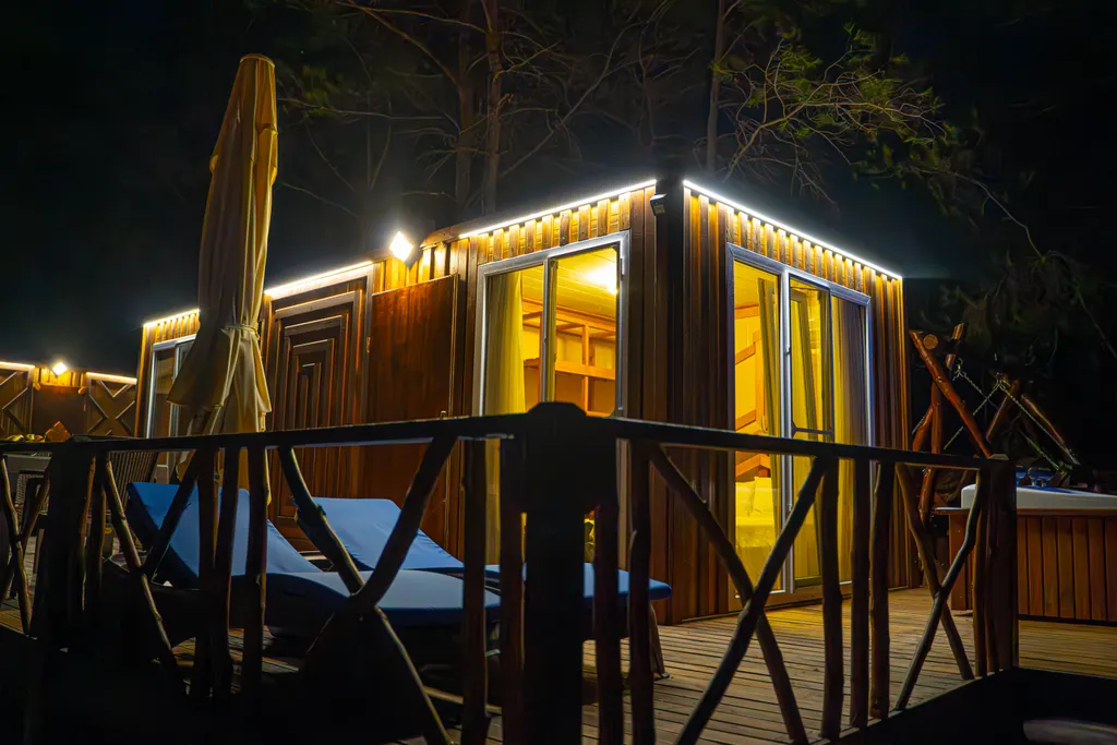 Бунгало в сосновом лесу на берегу Средиземного моря, Турция