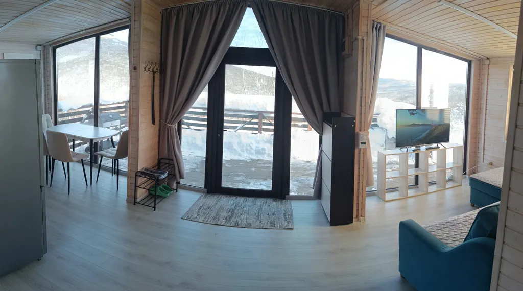 Дом в уединенном месте у леса с великолепным видом на горы