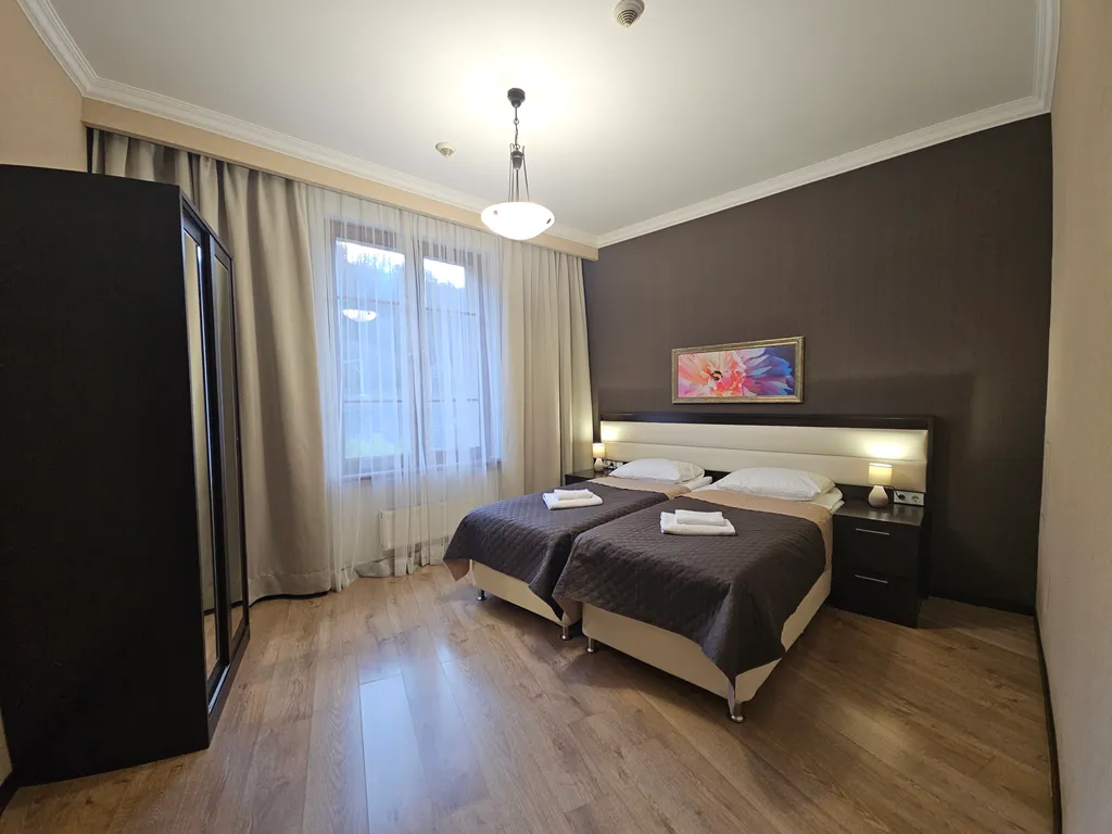 Апартаменты комфорт, две спальни, с видом реку и горы