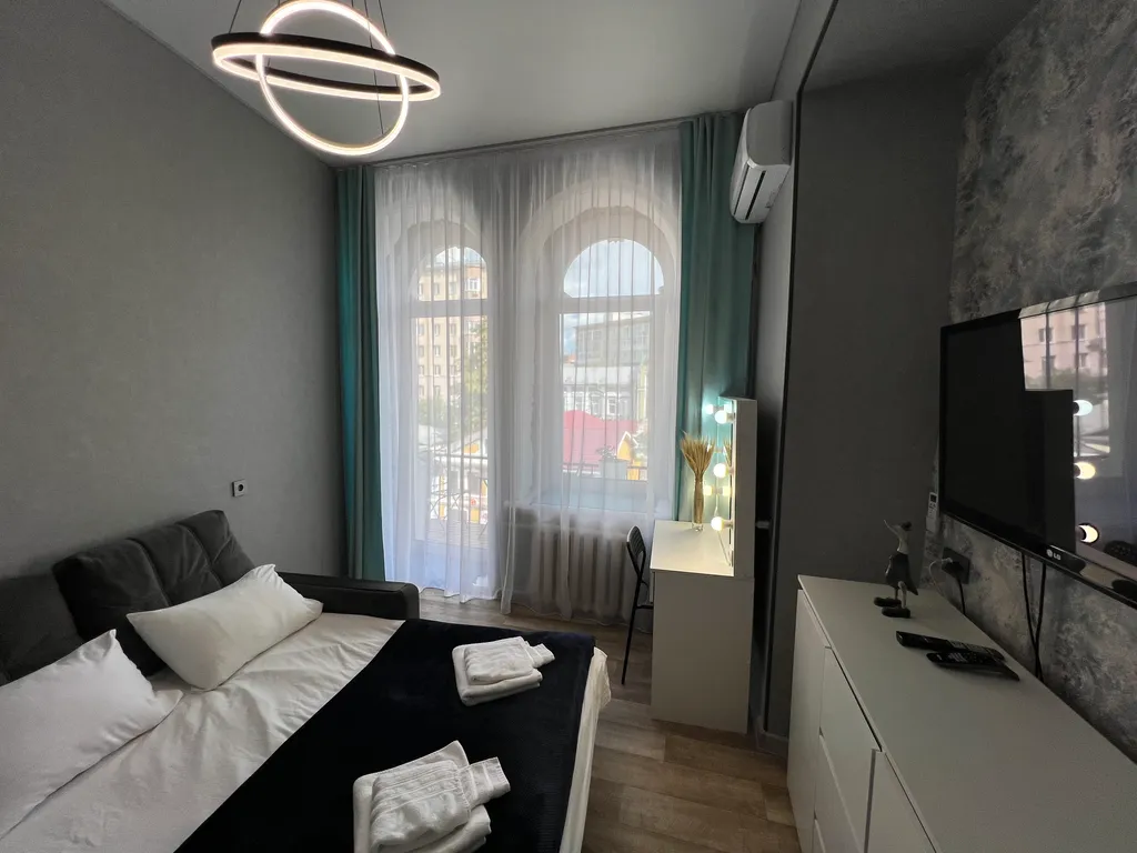 Уютный лофт с историческим балконом на главной улице