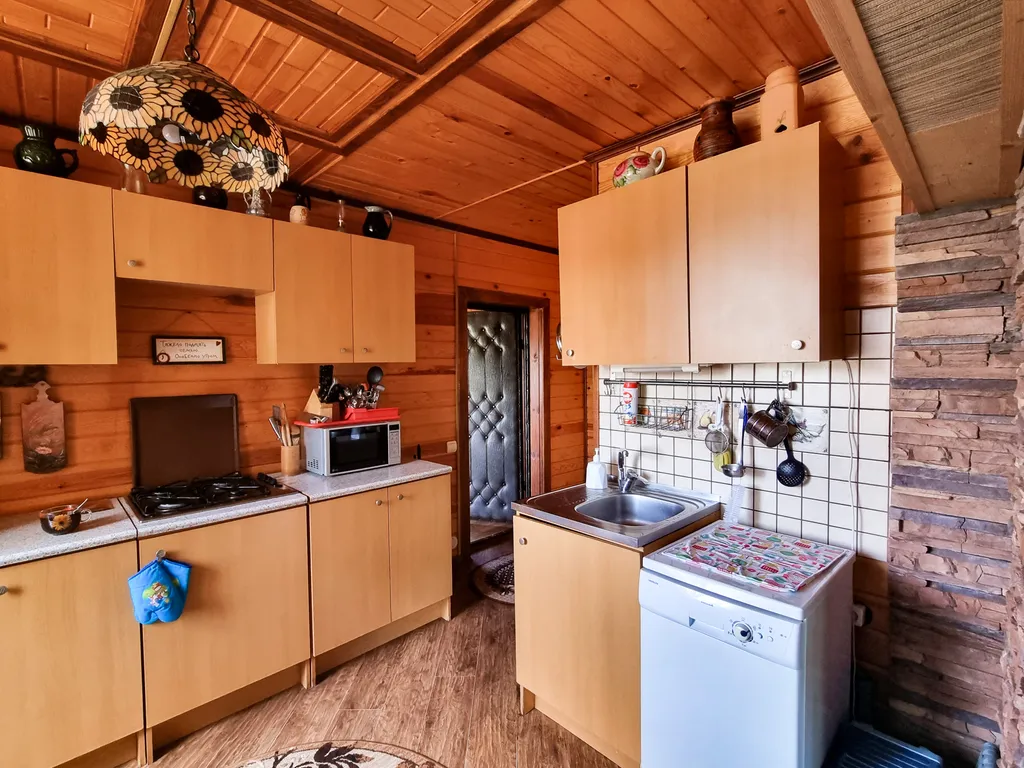 Дом с детской площадкой и видом на озеро