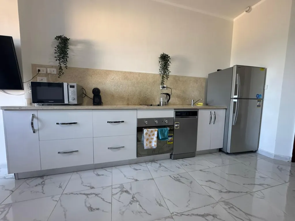 Уютная студия в терракотовом цвете на берегу моря, первая линия