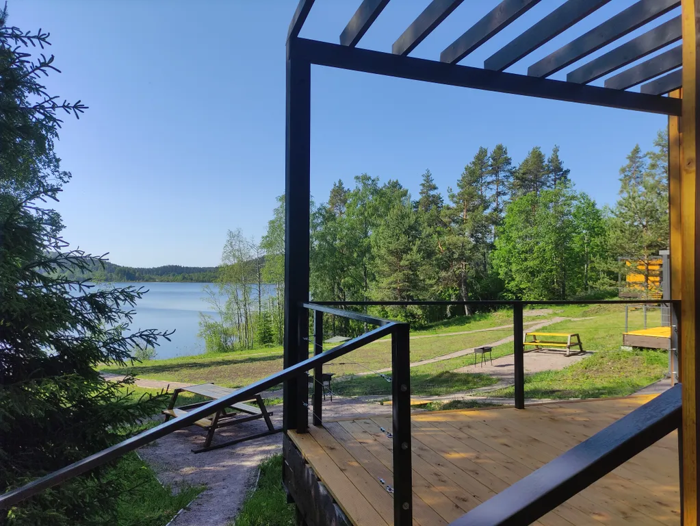 Домик с панорамным остеклением, террасой и видом на озеро