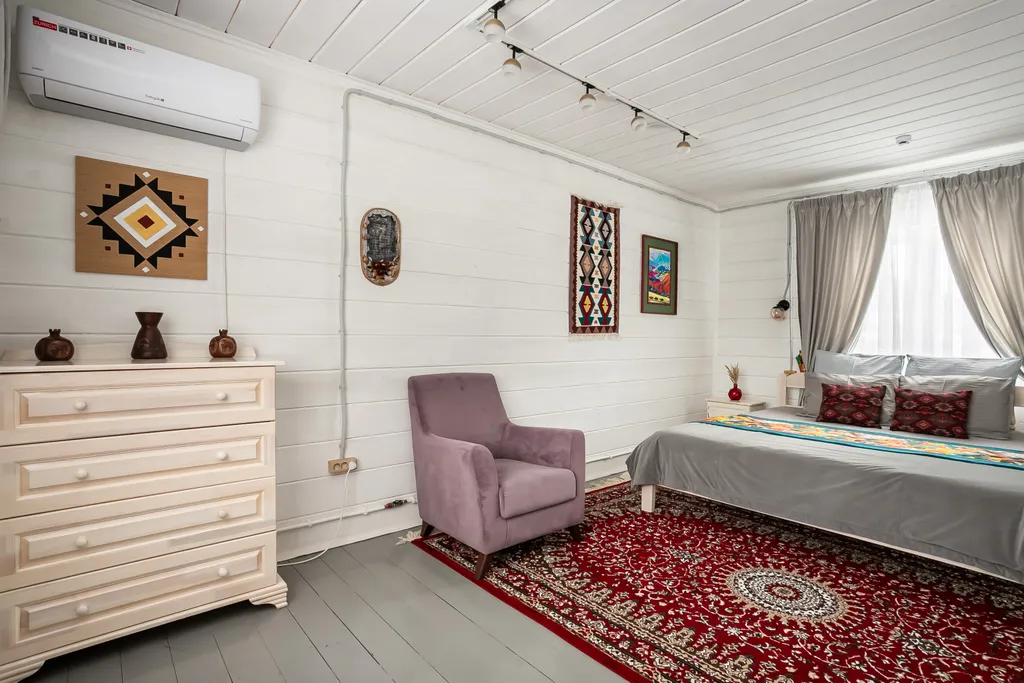 Коттедж Дом Ереван с балконом и открытой верандой в Кикино на Веле — Кикино