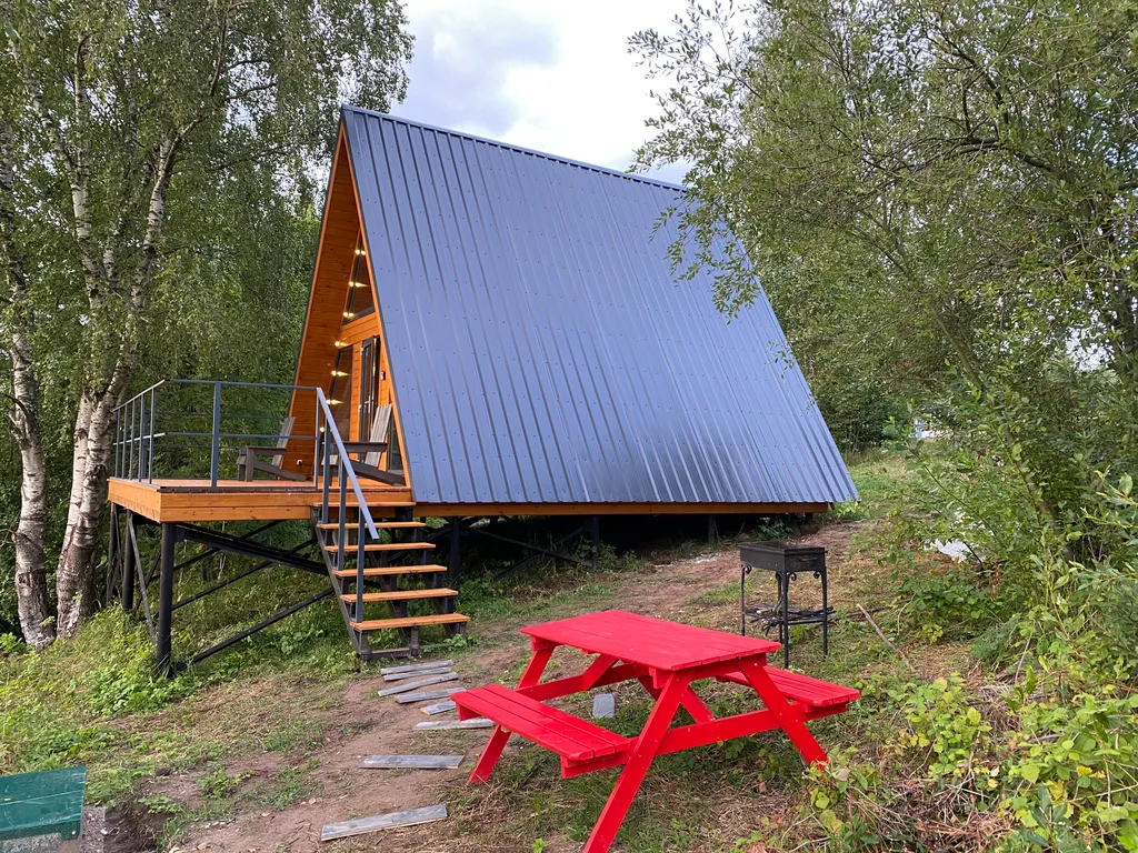 Дом на берегу реки с видом на закат