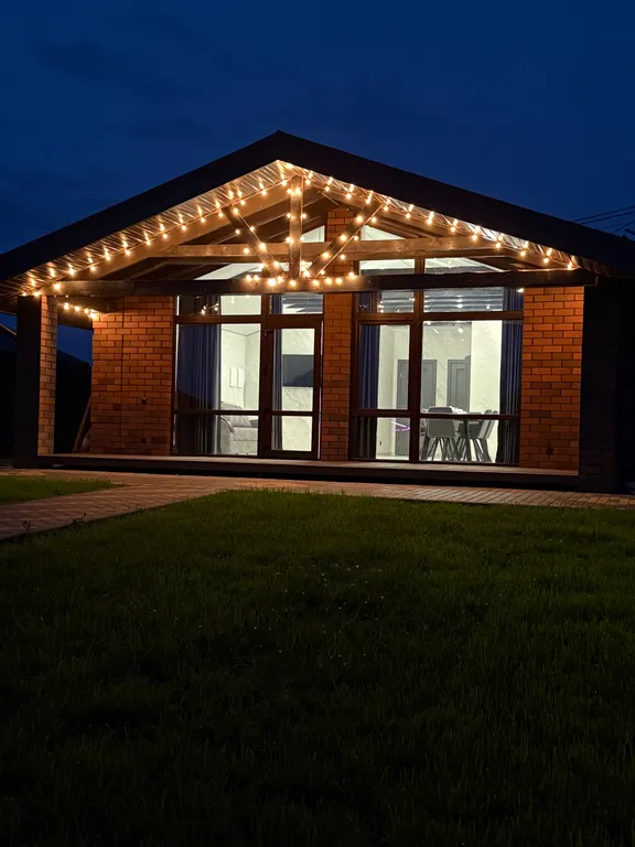 Уютный дом на берегу реки