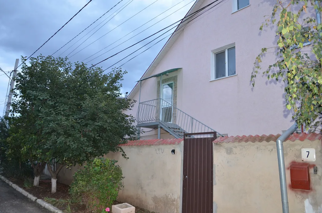 Пол дома с отдельным входом и двором