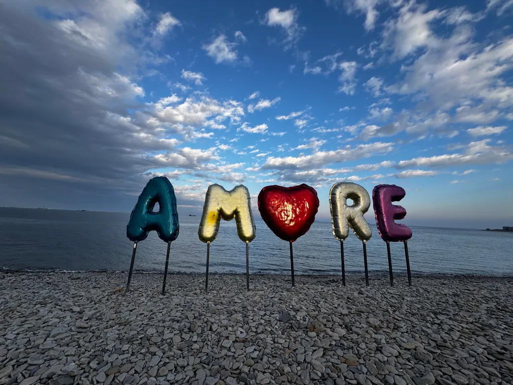 Новая стильная квартира с панорамным видом на море и рядом с пляжем