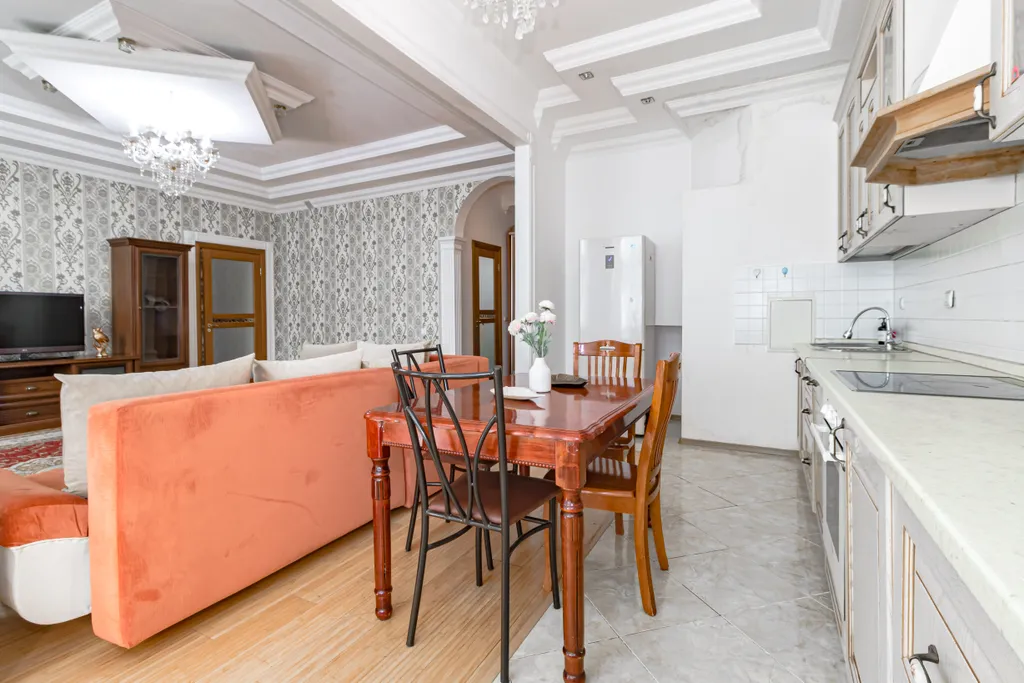 Рядом с Байтереком в золотом квадрате