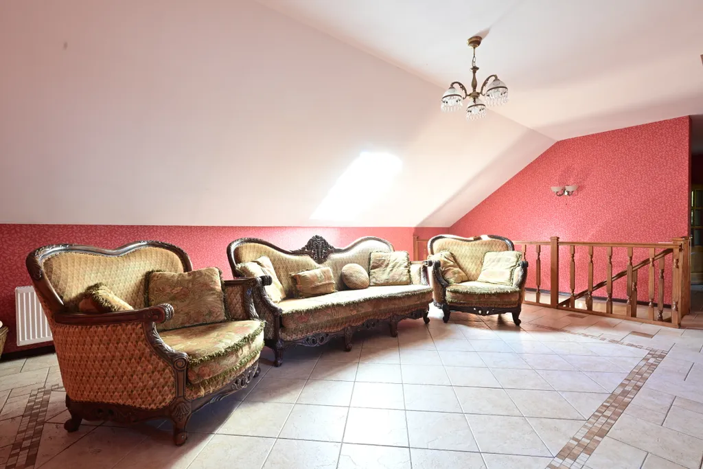 Шикарный коттедж с уютным средневековым интерьером