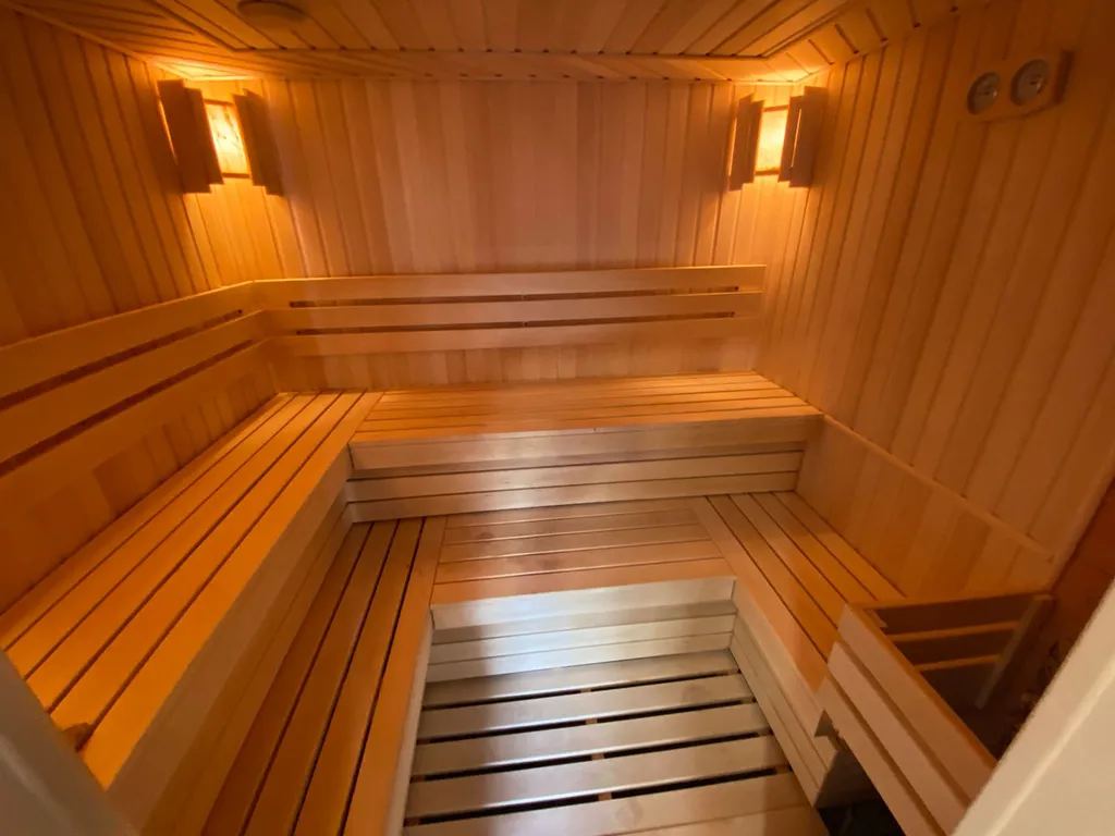 Дом с бассейном и домашним кинотеатром