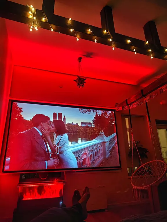 Домик с качелью на семейной мини-ферме фазенда