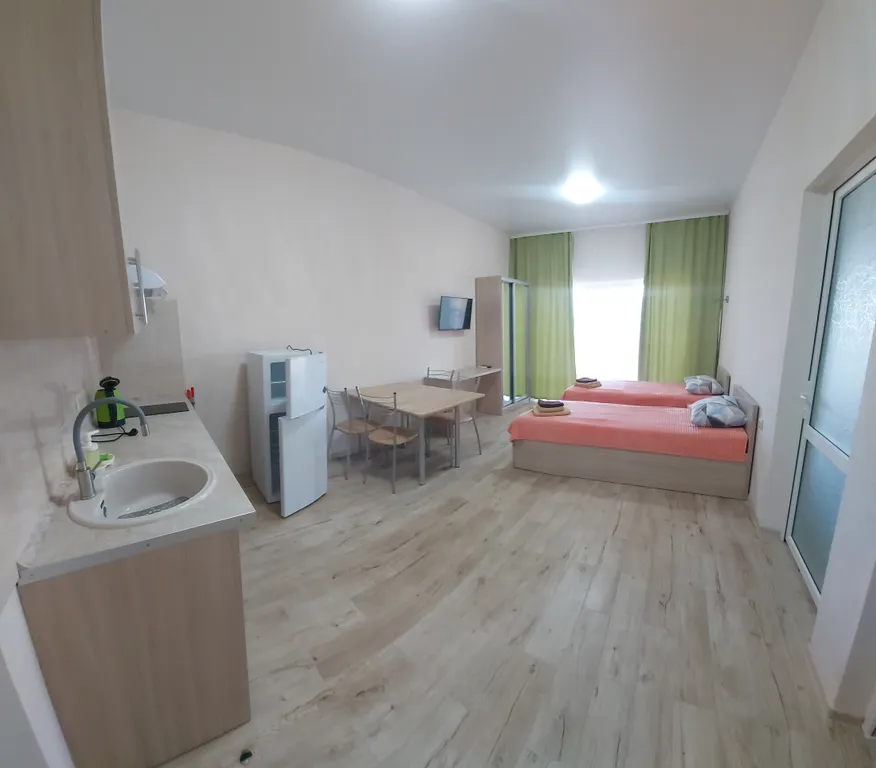 Квартира Семейный номер с кухней- гостинной и отдельной спальней — аренда посуточно в Заозёрное