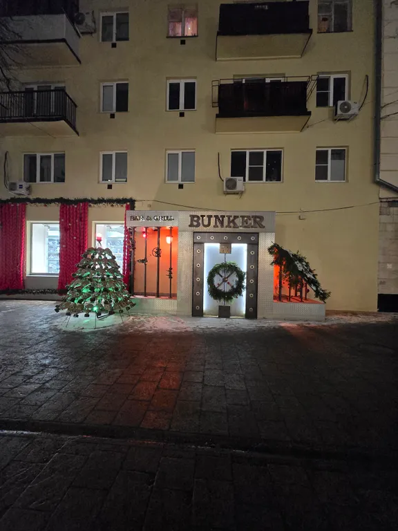 Центрее не бывает! Сразу за памятником ленина в стиле есенинская русь