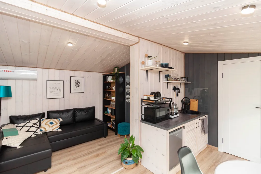 Темный домик на опушке леса