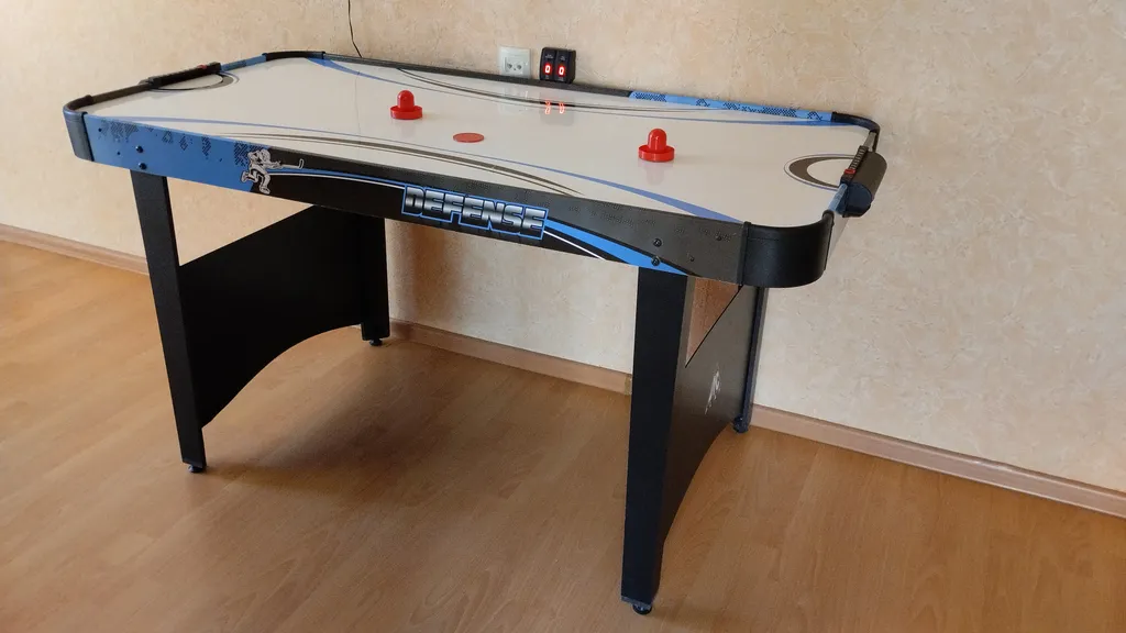 Коттедж в центре города с камином, аэрохоккеем, спортзалом и библиотекой