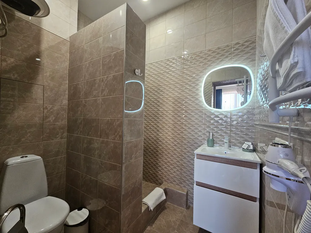 Номер люкс с балконом и видом на море в отеле атлас