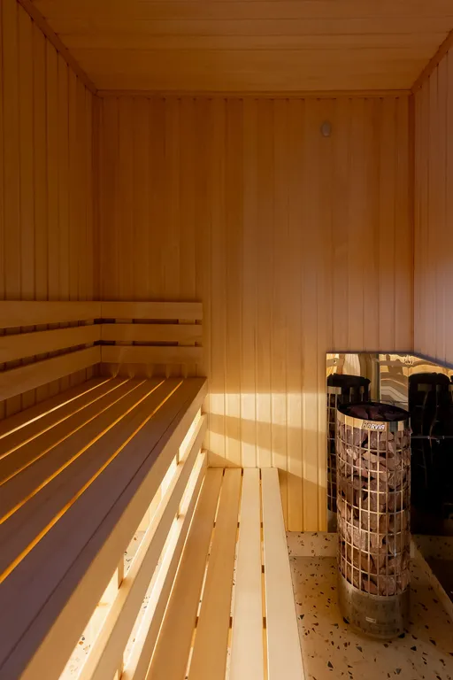 Новый дом с видом на озеро, сауной, гриль-домом и детской площадкой