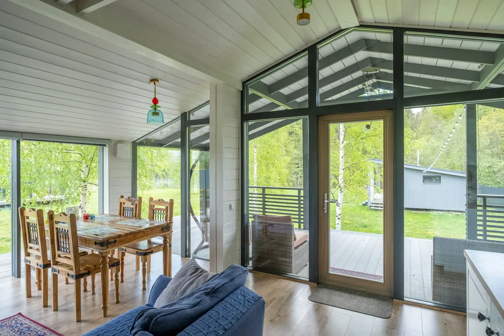 Цветочный домик с камином