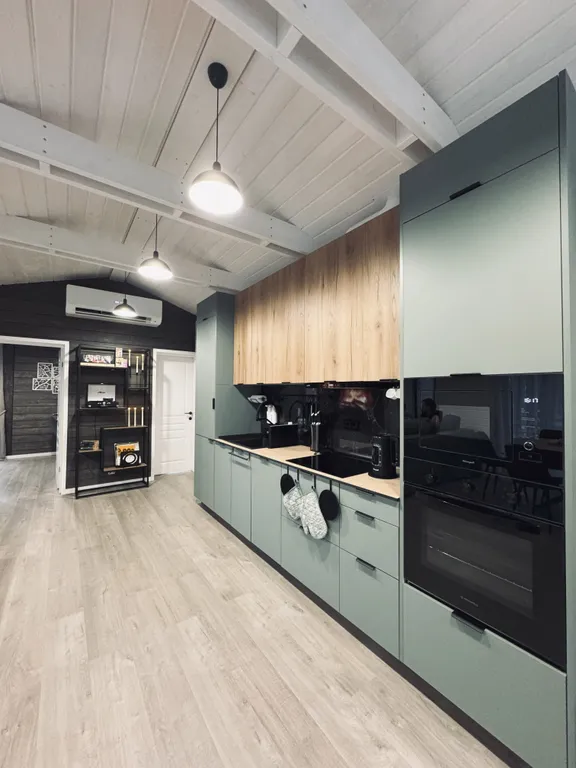 Дом у реки в сосновом лесу