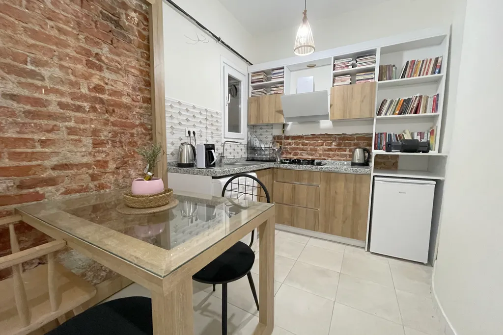 2br and 2bath balcony 8 min to metro