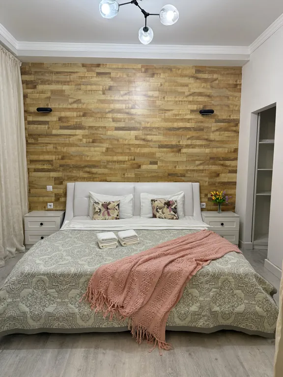 Витражные окна с красивым видом на город и новогодние салюты