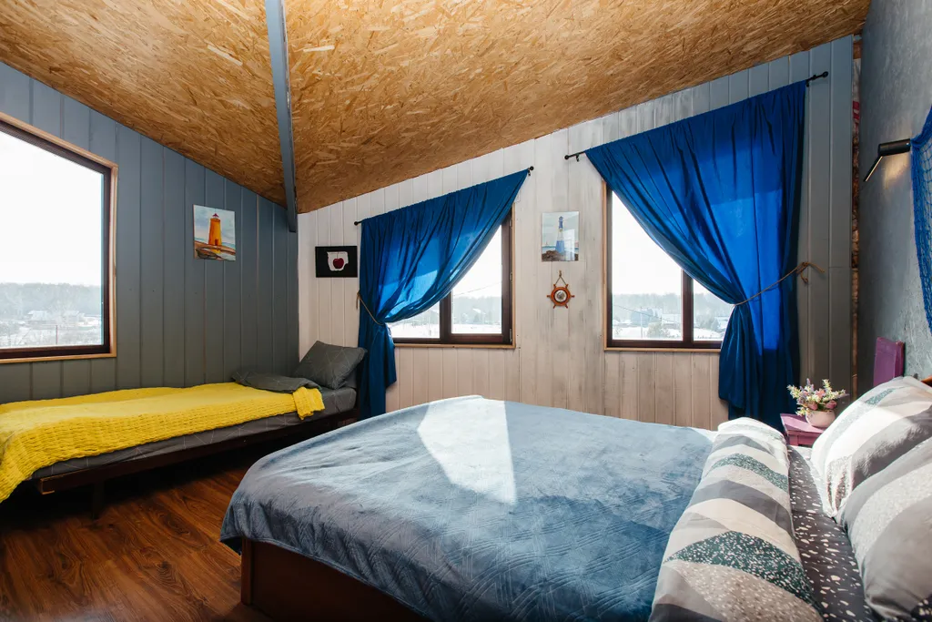 Дом с кораблем на берегу реки