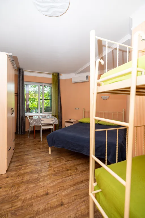 Уютный номер на 4-х человек с санузлом, большой террасой и кухней