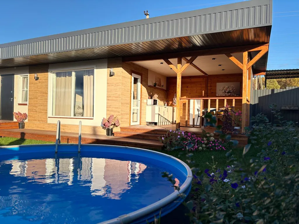 Домик с баней и бассеином