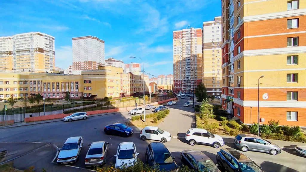 Уютная студия в тёплых тонах с большой угловой ванной для пары