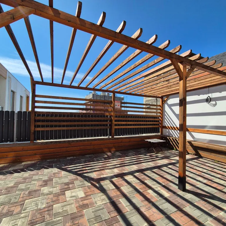 Яркая студия с видом на бассейн