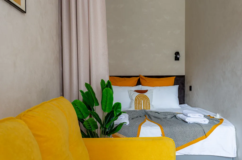 Просторная студия с дизайнерским ремонтом