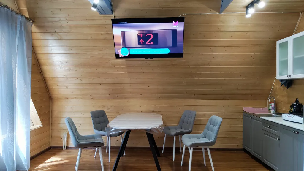 Коттедж Коттедж Амфрейм 6 местный у озера с баней, чаном и детской площадкой с батутом — Ланино