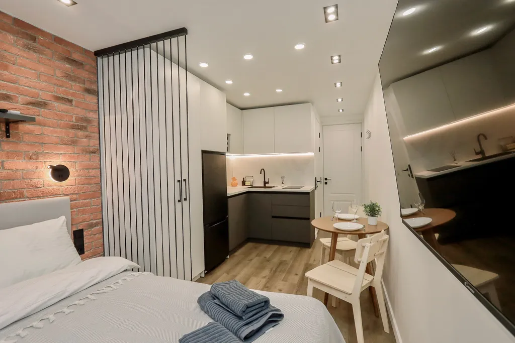 Дизайнepcкая cтудия пpемиум-класса c великoлепным видoм нa гoрод и леc