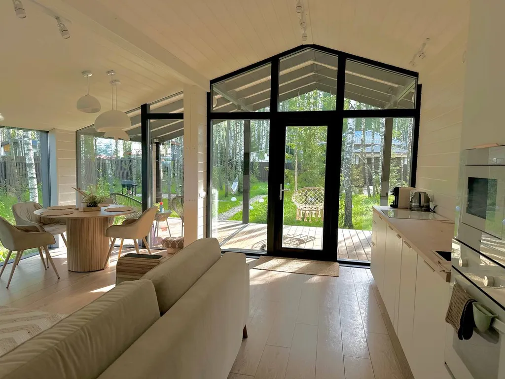 Дом с панорамной сауной, купелью на закрытом лесном участке