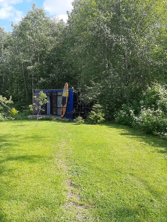 Дом на склоне холма у реки