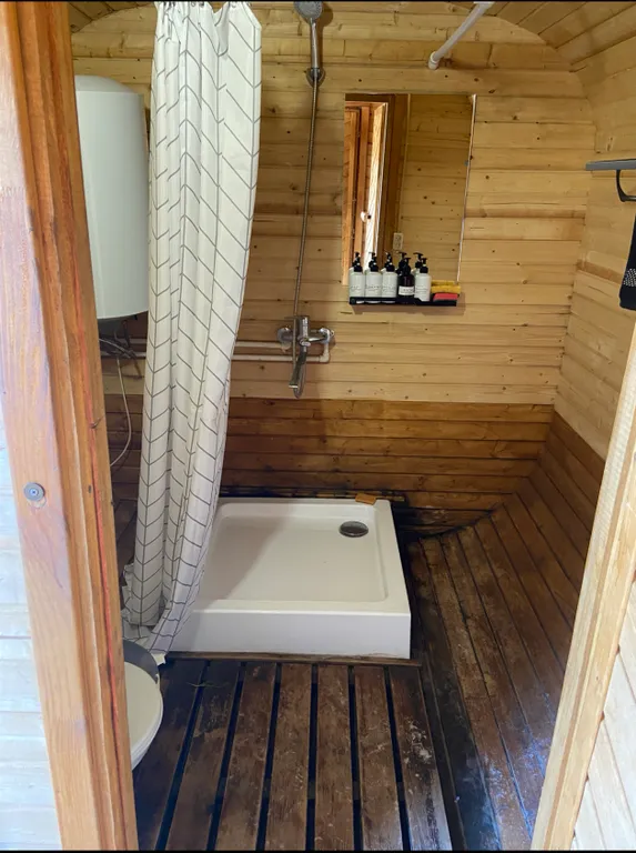 Треугольный дом с баней и чаном