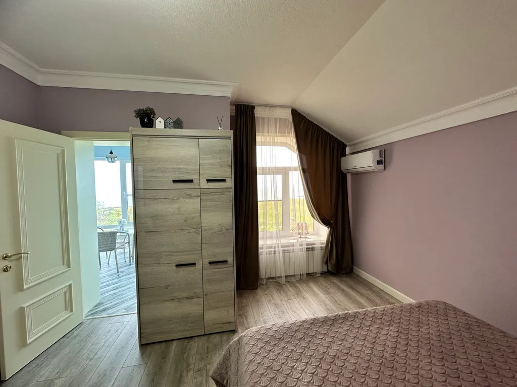 Уютный дом у моря в черте города